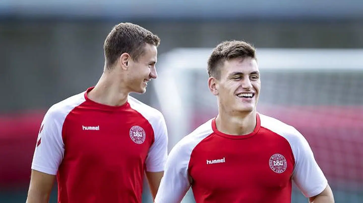 Smil på Oliver Abildgaard ved en U21-landsholds EM-slutrunde sammen med en anden tidligere AaBer, Joakim Mæhle.