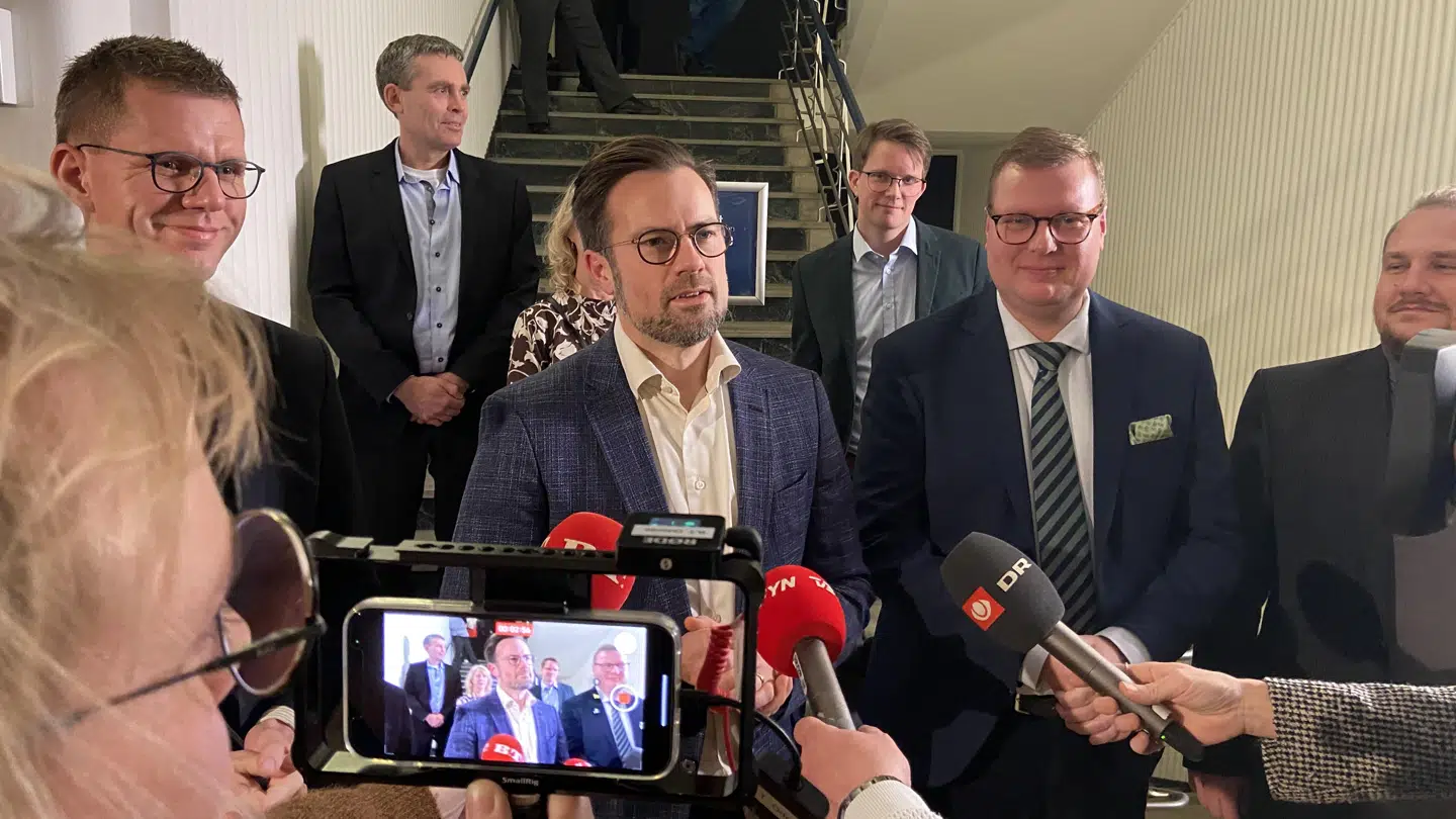 Kort før midnat tirsdag kunne et bredt flertal langt om længe præsentere en konstituering, der stort set ikke er ændret siden kommunalvalget. Foto: Amanda Kieler Andersen.