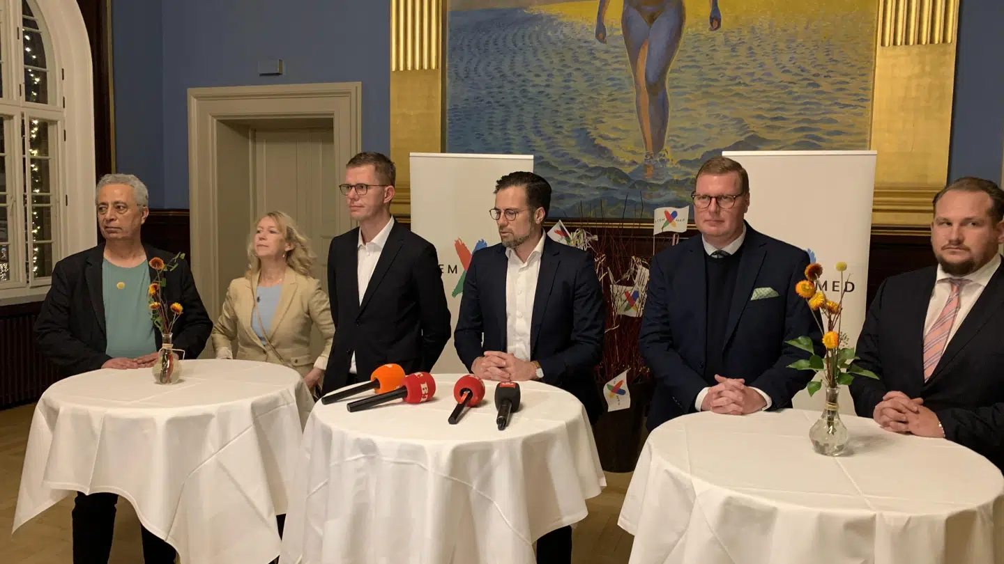 En folk trætte politikere præsenterer en aftale efter at have forhandlet hele valgnatten. (Foto: Ann-Sophie Holm)