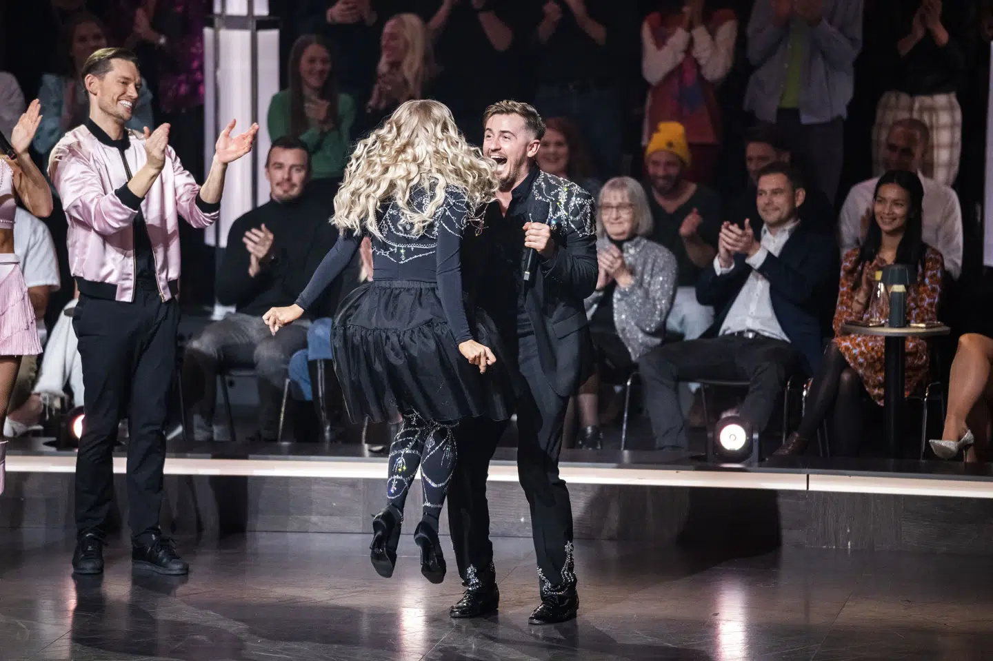 Jimilian og Asta Björk hoppede og dansede af glæde, da sejren var i hus. Martin Sylvest/Ritzau Scanpix