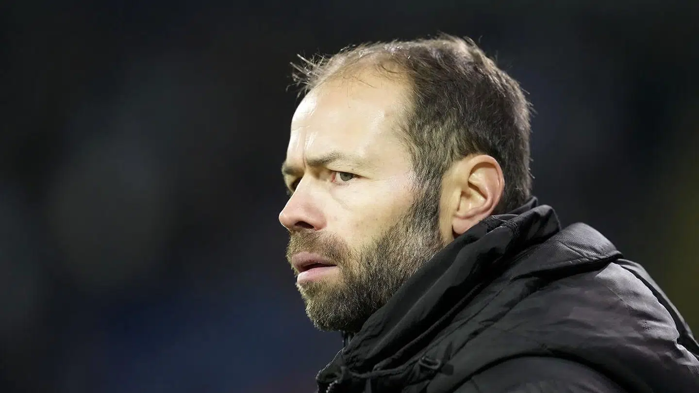 OB-cheftræner Andreas Alm bør ikke føle sig fyringstruet, mener Morten Bruun.