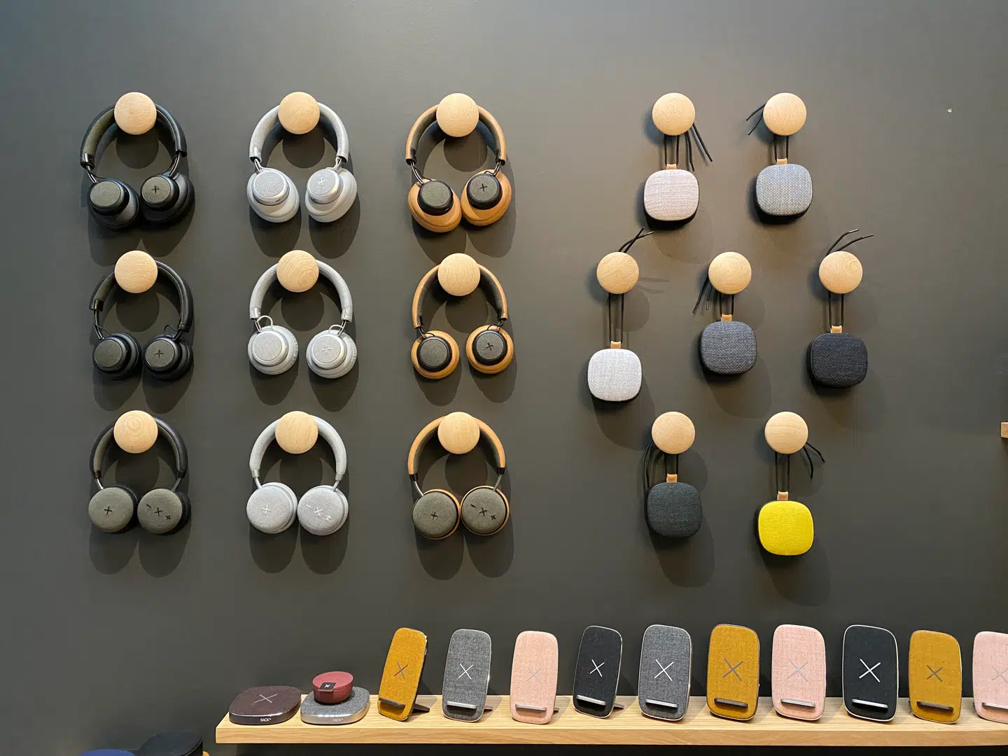 Ud over møbler har de også udviklet elektroniske varer såsom høretelefoner og opladere. Foto: Rebecca Haugaard Christensen