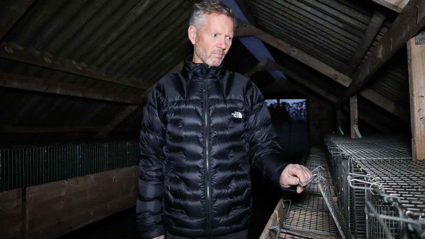 Peter Hindbo driver i dag et økologisk landbrug. Imens står den tomme minkfarm stadig ubrugt hen.