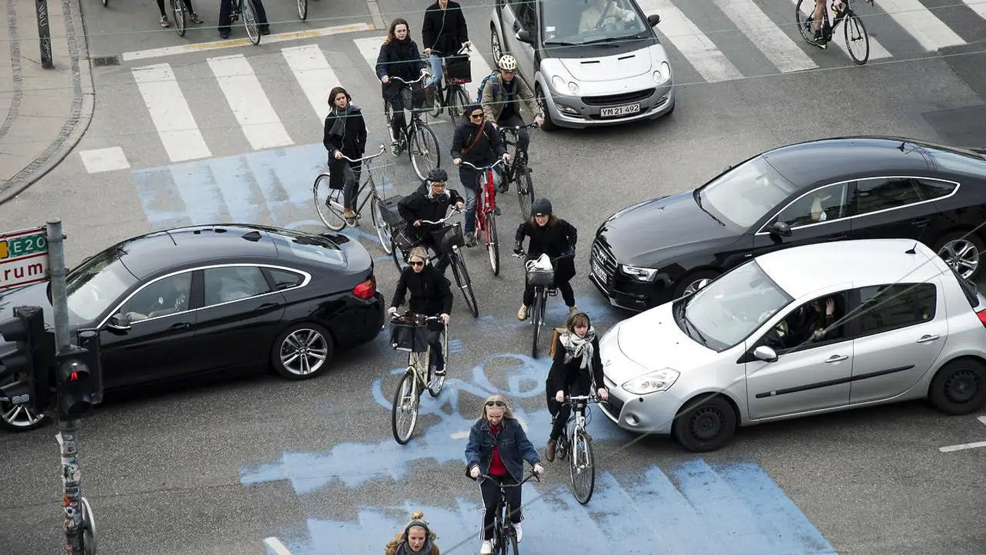 Trafik. Cyklister og bilister kæmper om pladsen ved det store kryds ved Dronning Louises bro og Nørre Søgade.
