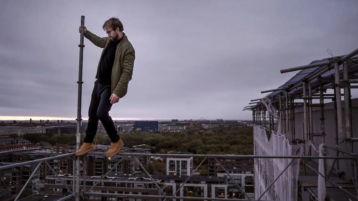 Fra den ene dag til den anden forlod Søren Byder sit liv som feteret skuespiller og startede forfra som stilladsarbejder, en verden han ikke kendte.