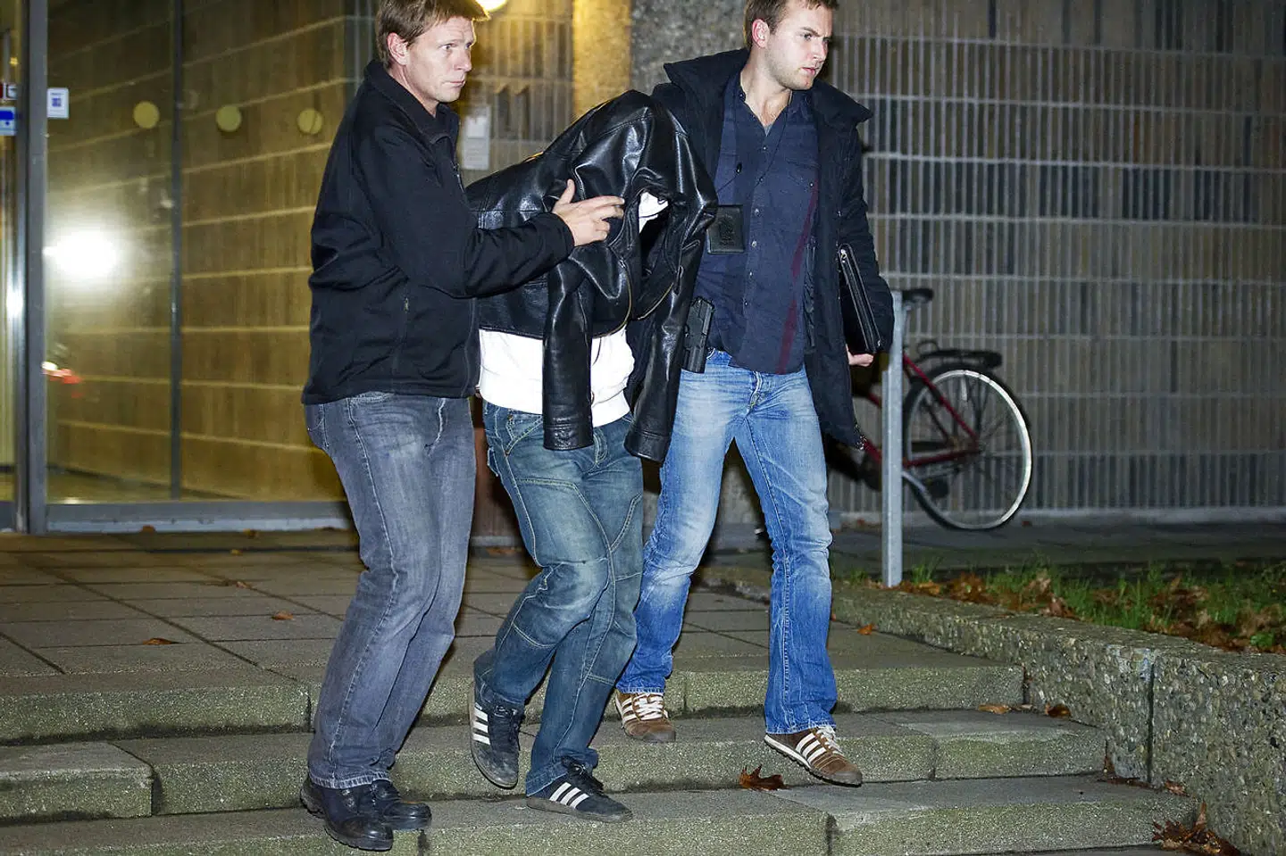 I november 2010 blev Marcel Lychau Hansen anholdt og kørt mod Retsmedicinsk Institut, hvor han skulle gennemgå retskemiske undersøgelser.