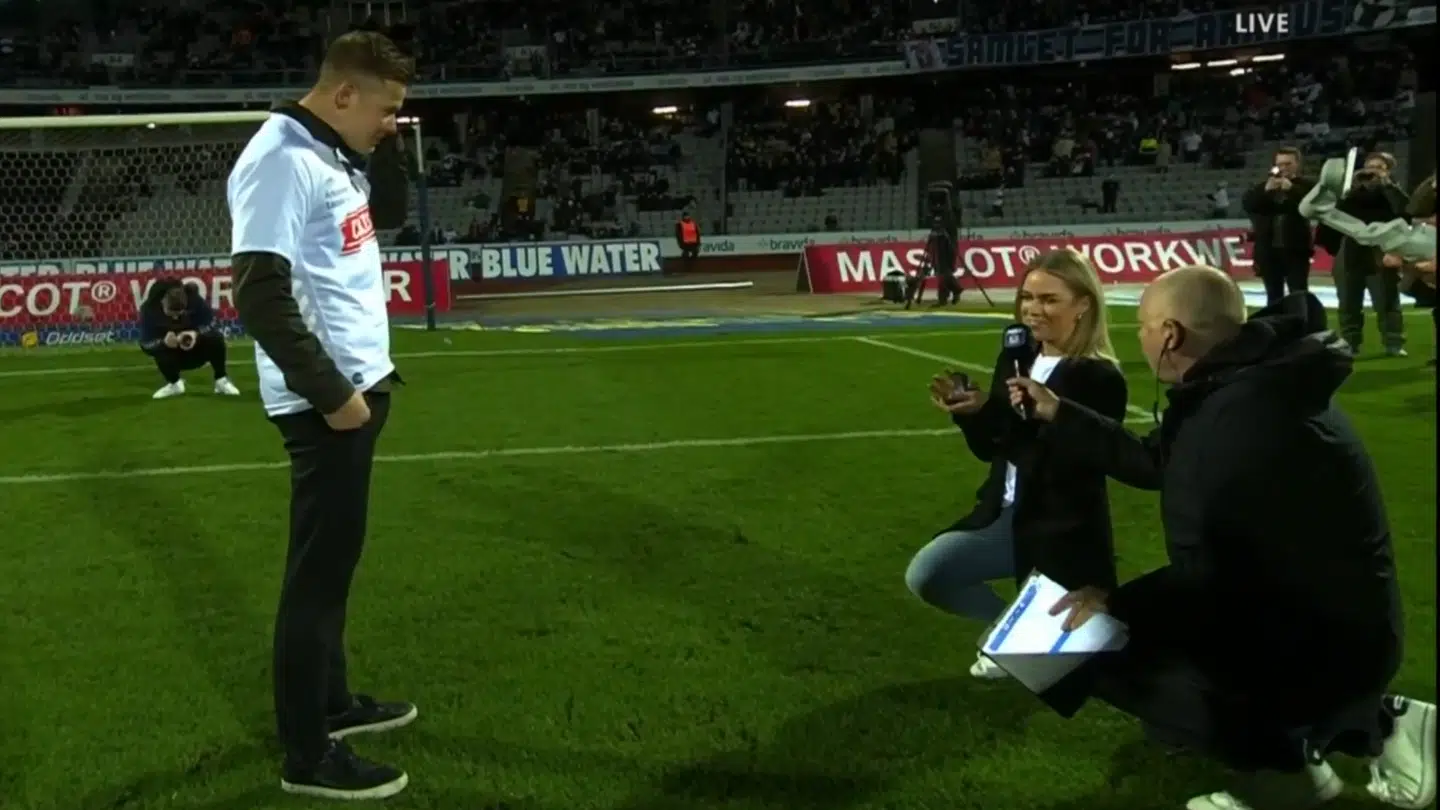 Den er god nok. Få sekunder forinden sagde han ja.