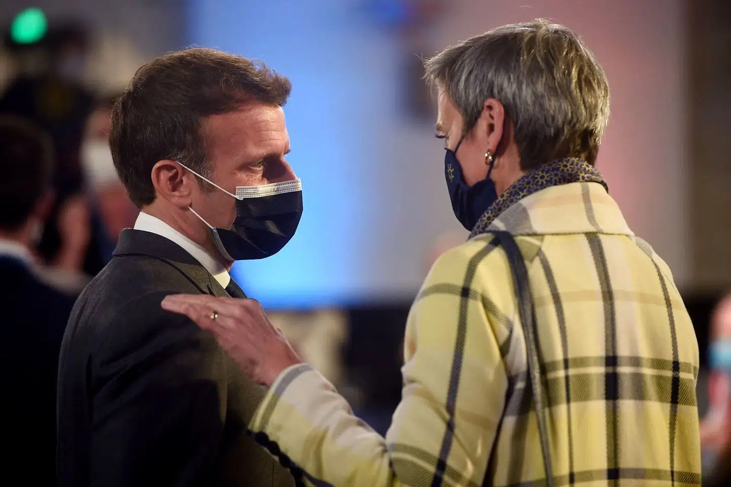 Margrethe Vestager i tæt snak med Frankrigs præsident, Emmanuel Macron.