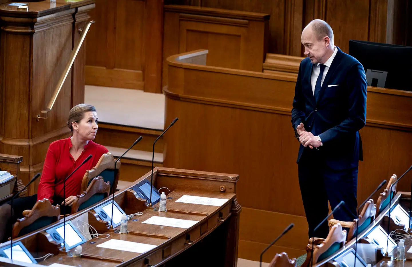 Mette Frederiksen og Magnus Heunicke i folketingssalen.