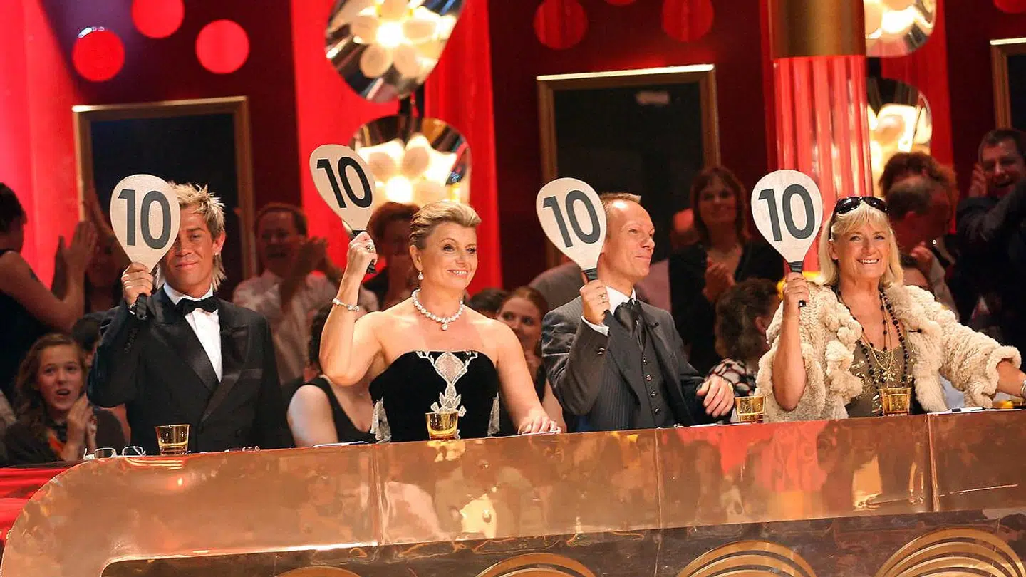 Tilbage i 2006 bestod dommerbordet også af Anne Laxholm og Jens Werner, der har været med i alle sæsoner. Britt Bendixen har kun misset en enkelt, men nu takker hun af for danseprogrammet. I 2006 var det Allan Tornsberg, der sad i Nikolaj Hübbes stol.