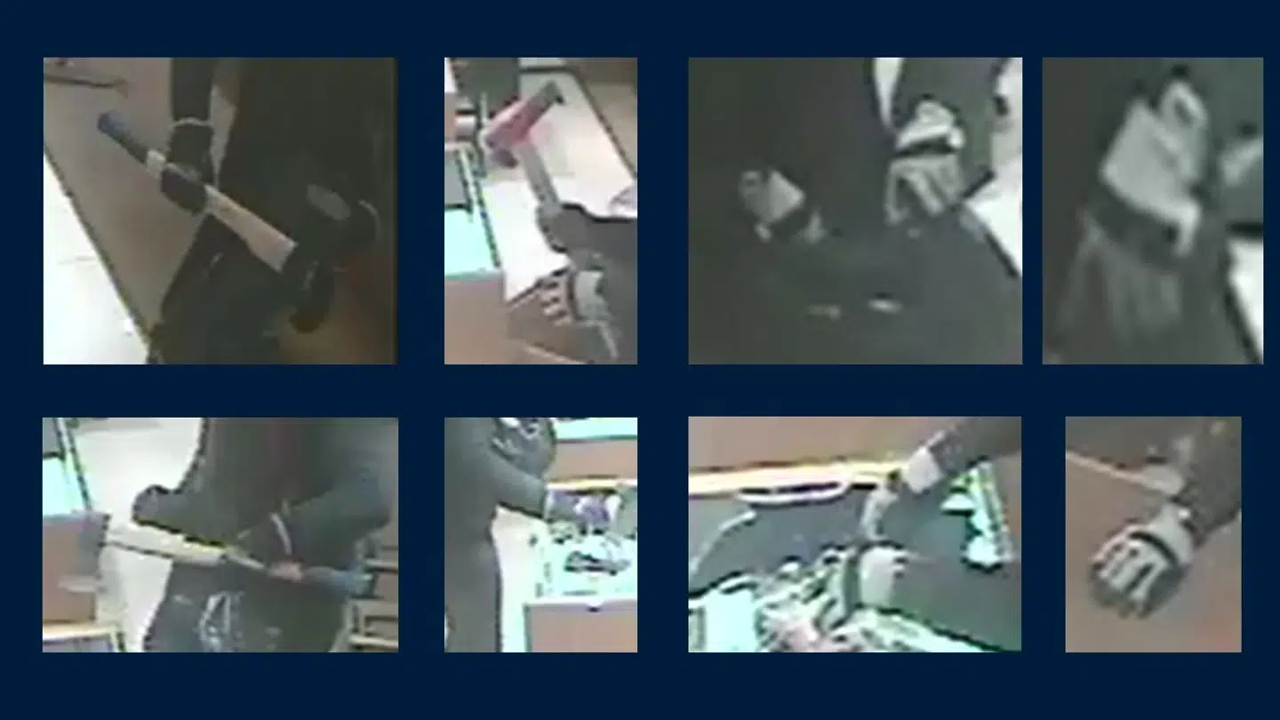 Herpå ses handskerne. Foto: Østjyllands Politi.