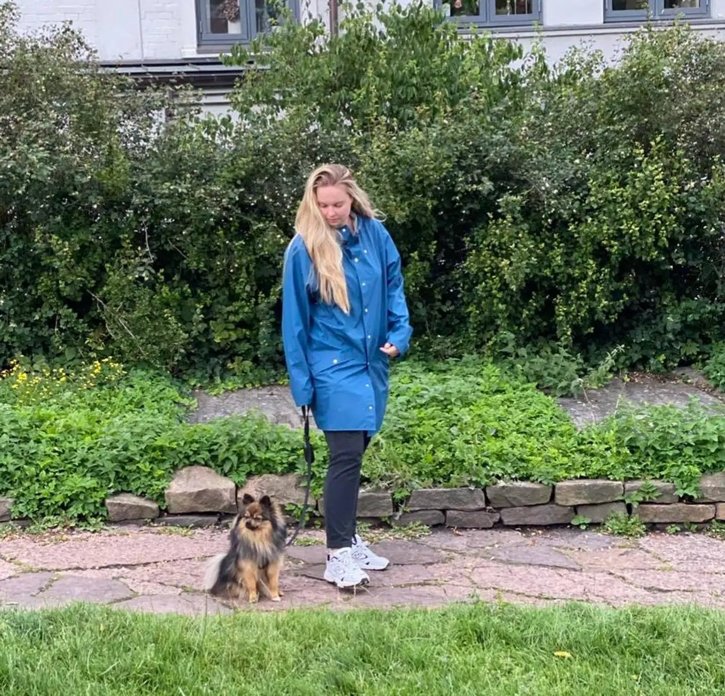 Cecilie Gilloway på tur med sin hund. Foto: Privat