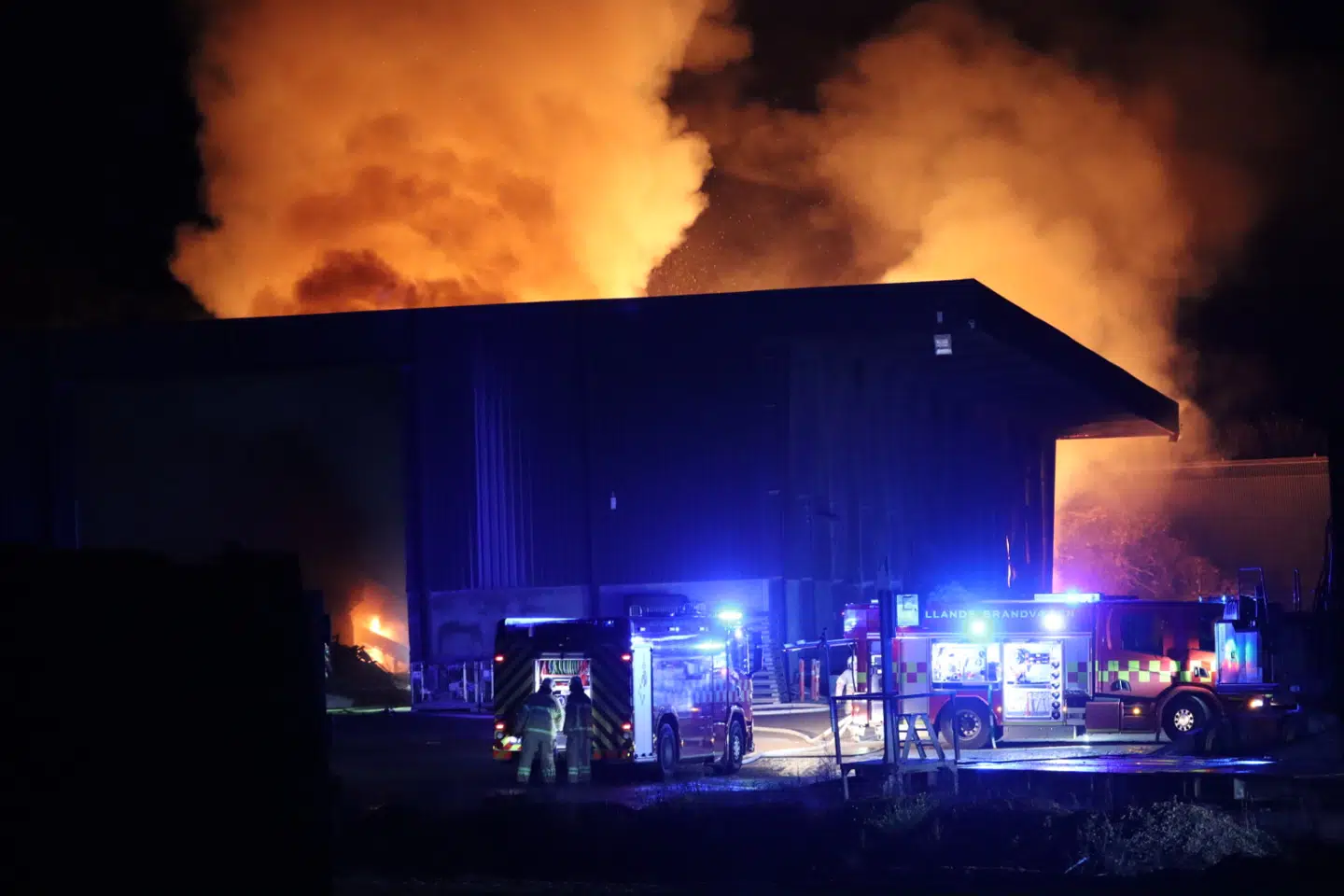 Den voldsomme brand i industribygningen på Birkegårdsvej i Hasselager. Presse-fotos.dk