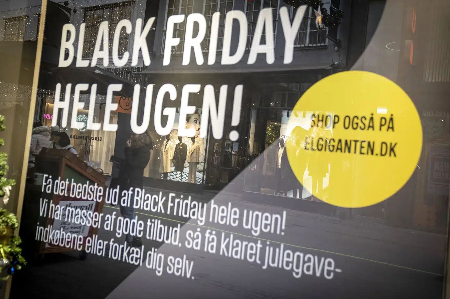 Flere butikker reklamerer med rabatter i forbindelse med black friday, men en række populære varer er der ikke tilbud på. Her ses et butiksvindue fra Elgiganten. (Arkivfoto) Mads Claus Rasmussen/Ritzau Scanpix