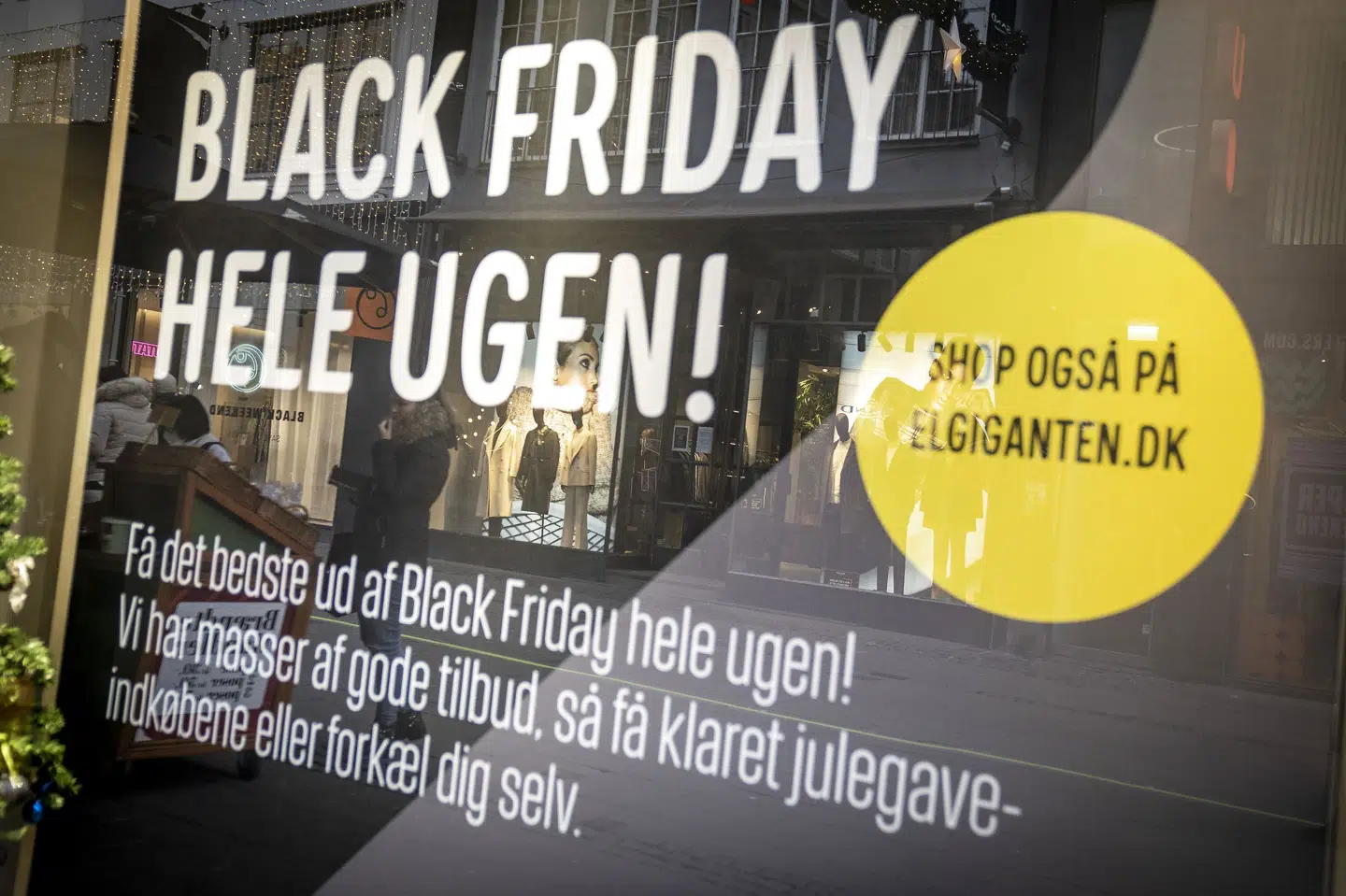 Flere butikker reklamerer med rabatter i forbindelse med black friday, men en række populære varer er der ikke tilbud på. Her ses et butiksvindue fra Elgiganten. (Arkivfoto) Mads Claus Rasmussen/Ritzau Scanpix