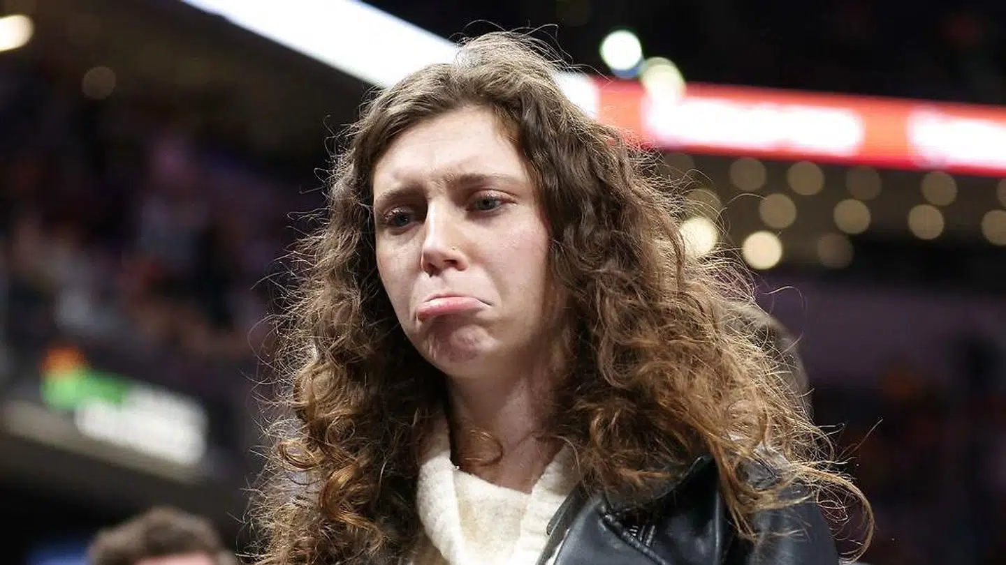 Den kvindelige fan, som LeBron James fik smidt ud.