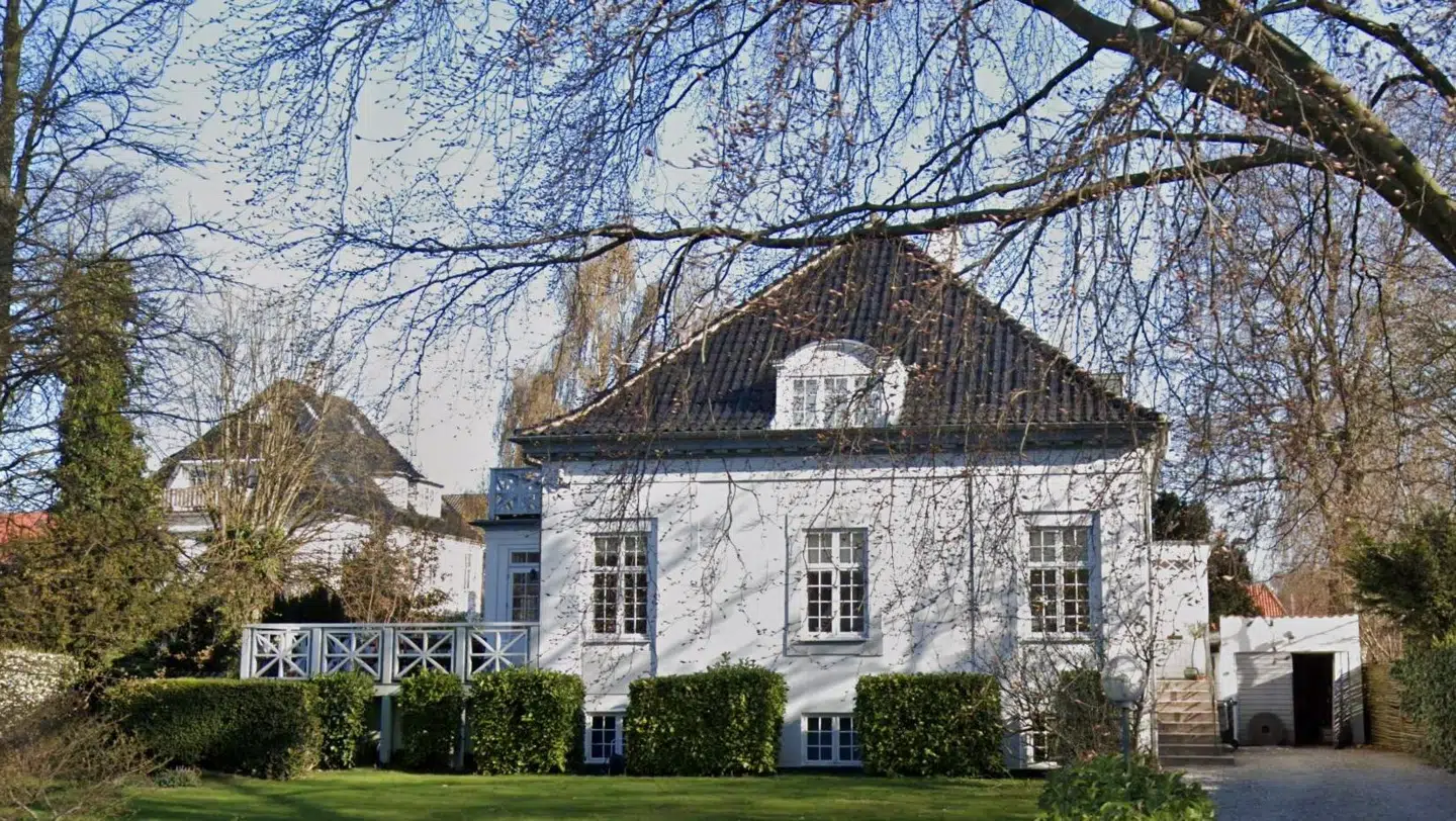 Det er dette hus i Hellerup, komikeren Geo nu kan se frem til at flytte ind i.