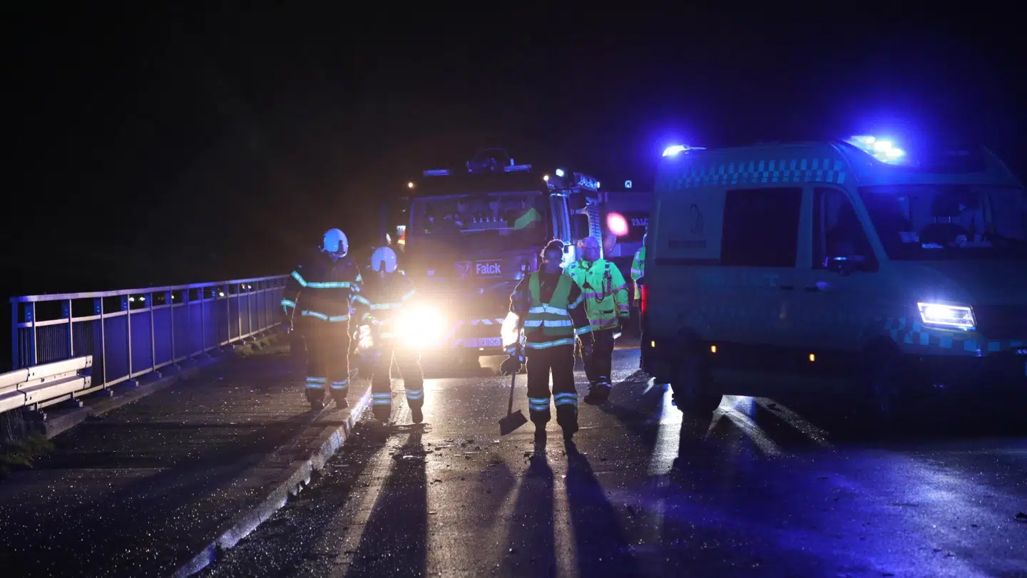 Både politi og redningsfolk er torsdag aften til stede på Siøsundbroen, hvor der er sket et uheld, efter en bilist forsøgte at lave en U-vending.