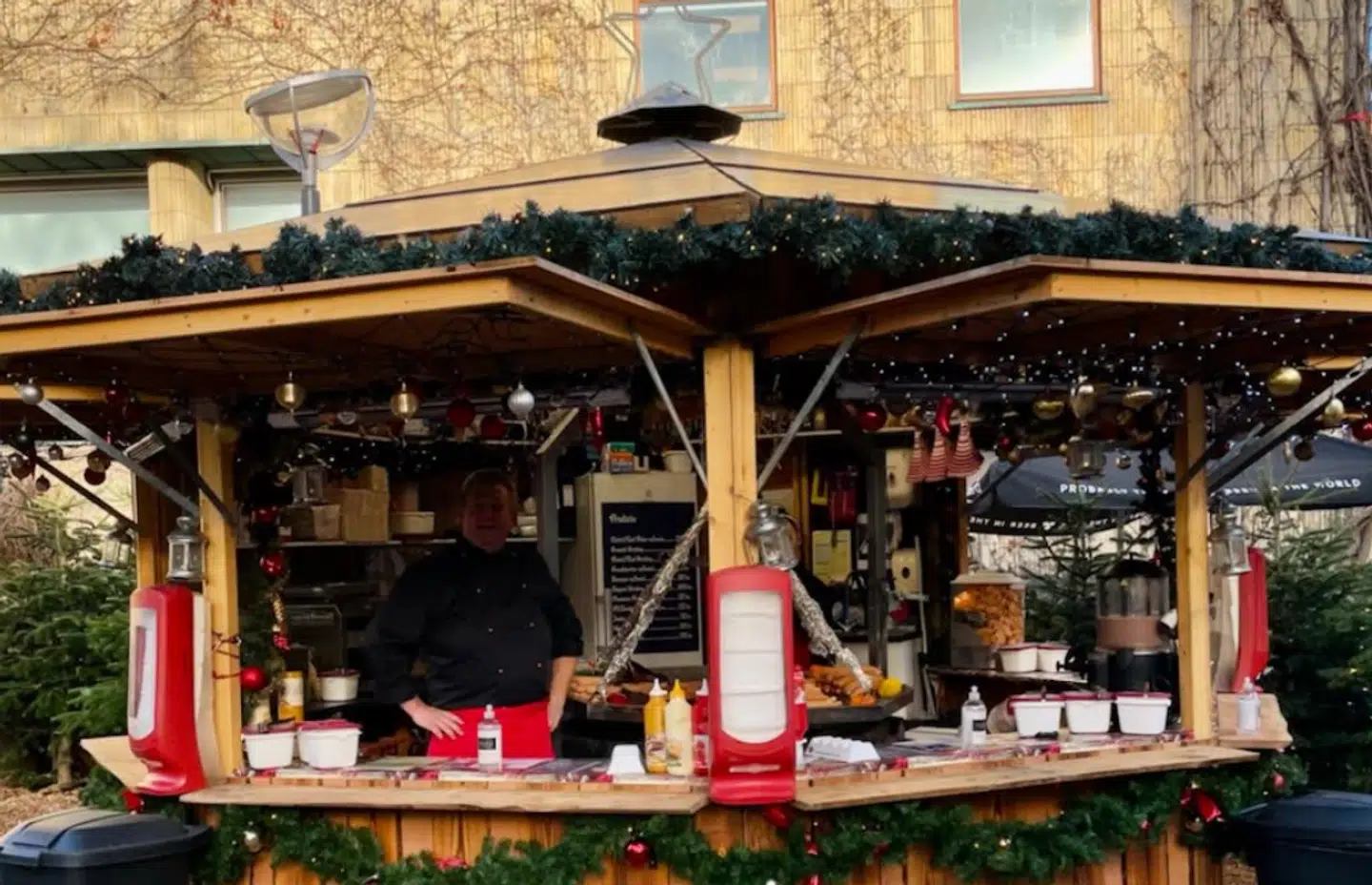 Det er pølsemanden Michael, der samler og sælger de store hotdogs.