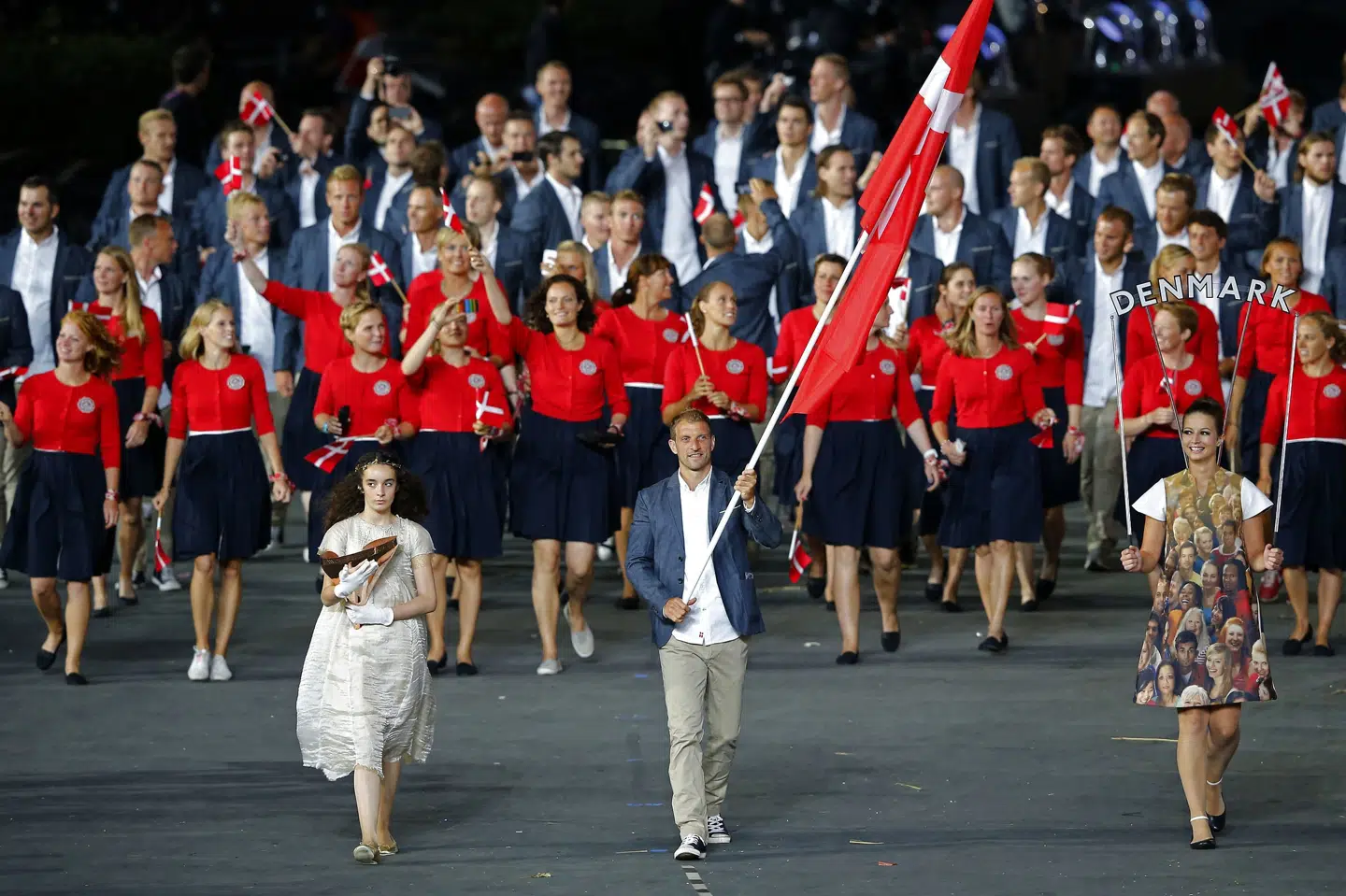 Kim Wraae bar Dannebrog ved åbningsceremonien ved OL i London i 2012. Mike Blake/Reuters