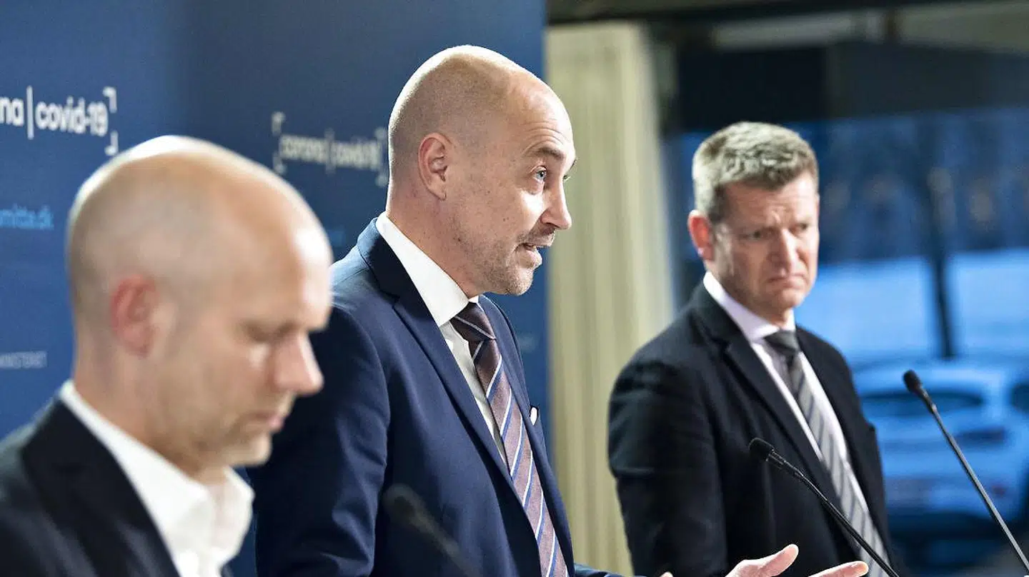 Henrik Ullum, Statens Serum Institut, sundhedsminister Magnus Heunicke og Søren Brostrøm, Sundhedsstyrelsen. Regering og myndigheder anbefaler samlet, at der igen indføres krav om mundbind, så sundhedsvæsenet ikke presses af corona. Men det pres oplever hospitalerne slet ikke, siger overlæge.