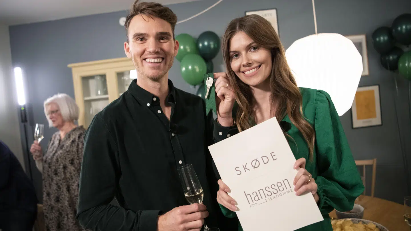 Reece og Caroline med husnøgle og skødet. Men nøglen blev taget fra dem igen, og skødet var tomt.