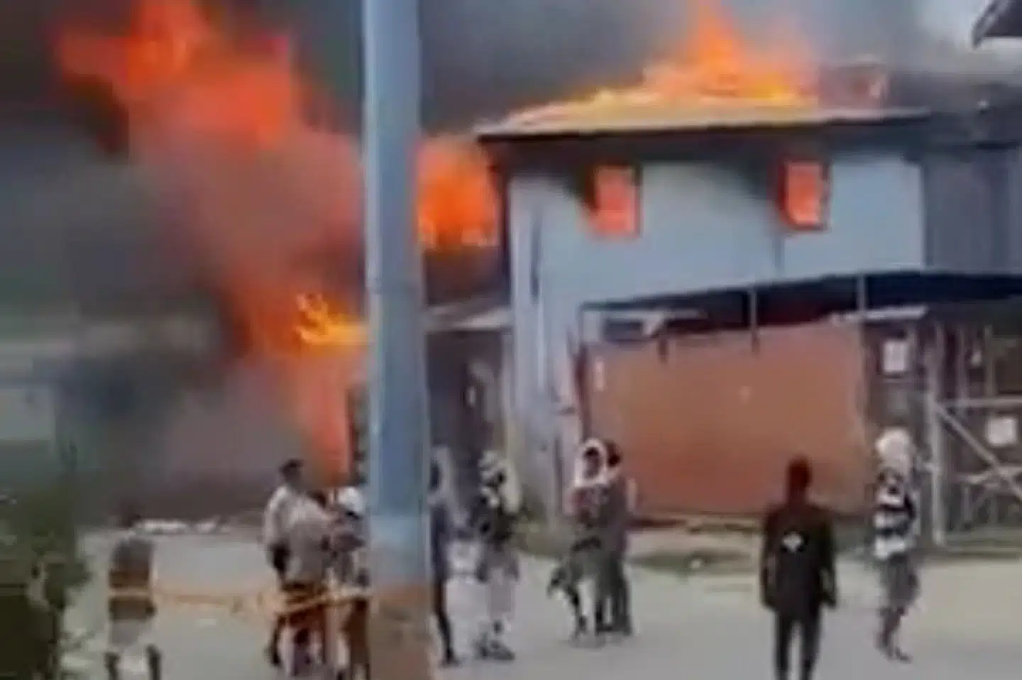 Kina udtrykker dyb bekymring over regeringsfjendtlige protester i på Salomonøerne, efter at der blev sat ild til bygninger i Chinatown-distriktet og rettet angreb mod kinesiske statsborgere. Video Obtained By Reuters/Reuters