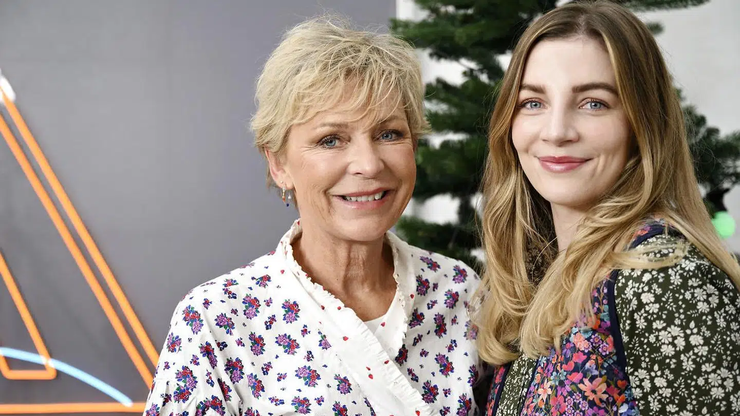 Søs Egelind (spiller Bolette-Henriette) og Molly Egelind (spiller Anna) fotograferet under pressemøde på TV 2s nye familiejulekalender 'Kometernes jul', i København torsdag den 18. november 2021.. (Foto: Philip Davali/Ritzau Scanpix)