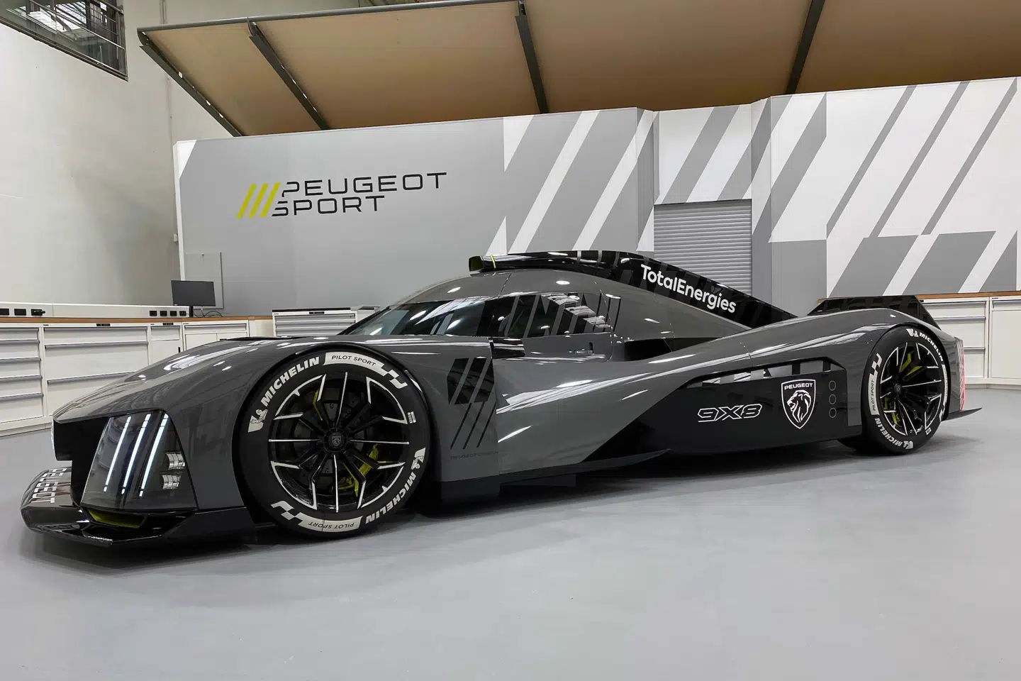 Kevin Magnussens faste løn fra Peugeots sportsvognsteam vil sandsynligvis kunne hjælpe hans og Holch Povlsens selskab til endnu et godt regnskabsår.