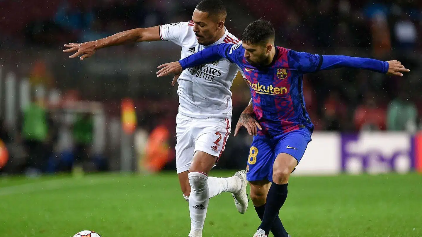 Gilberto (tv.) i duel med Jordi Alba tirsdag aften.