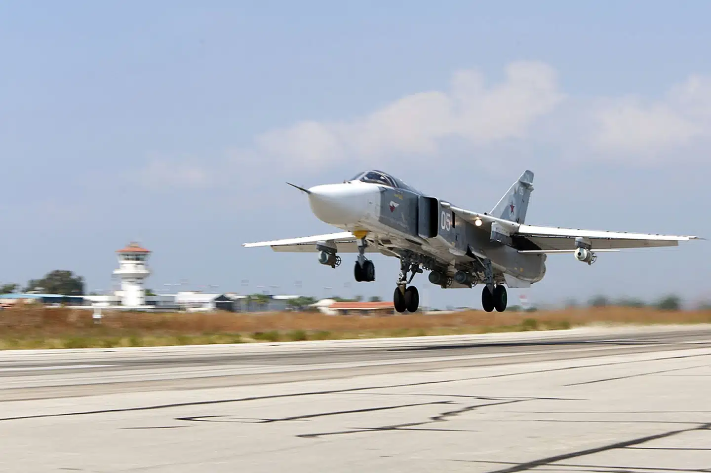 Russiske bombefly brugte en base i Latakia-provinsen i Syrien som udgangspunkt for bombetogter til fordel for Assad-regimet. To danske selskaber er tiltalt for at have overtrådt en EU-forordning, fordi de leverede store mængder flybrændstof, som angiveligt blev anvendt af det russiske luftvåben.