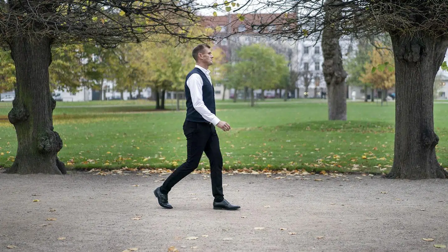 Henrik Lind er født og opvokset i Aarhus, hvor han stadig bor.