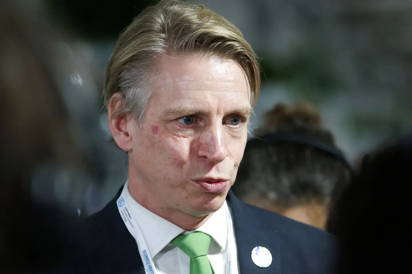 Sveriges Miljøparti, som er i regering sammen med Magdalena Anderssons socialdemokrater, er ikke lige så sikker som den nye statsminister på, at partiet kan forblive i regering. Ifølge miljøminister Per Bolund må Miljøpartiet nu overveje situationen og tage stilling til, om det kan regere på baggrund af oppositionens alternative budforslag.