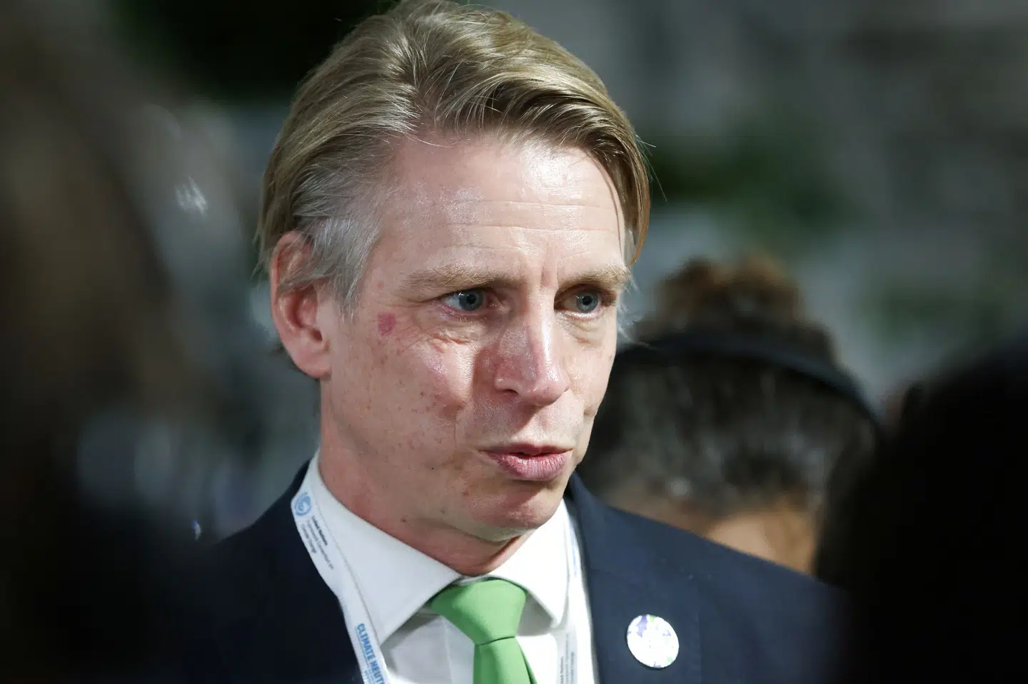 Sveriges Miljøparti, som er i regering sammen med Magdalena Anderssons socialdemokrater, er ikke lige så sikker som den nye statsminister på, at partiet kan forblive i regering. Ifølge miljøminister Per Bolund må Miljøpartiet nu overveje situationen og tage stilling til, om det kan regere på baggrund af oppositionens alternative budforslag.