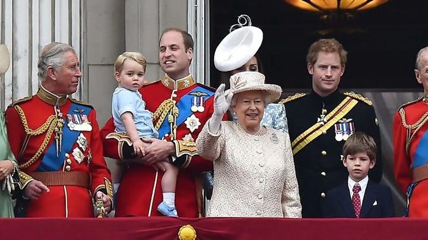 I en samlet udtalelse langer dronning Elizabeth, prins Charles og prins William ud efter BBC.