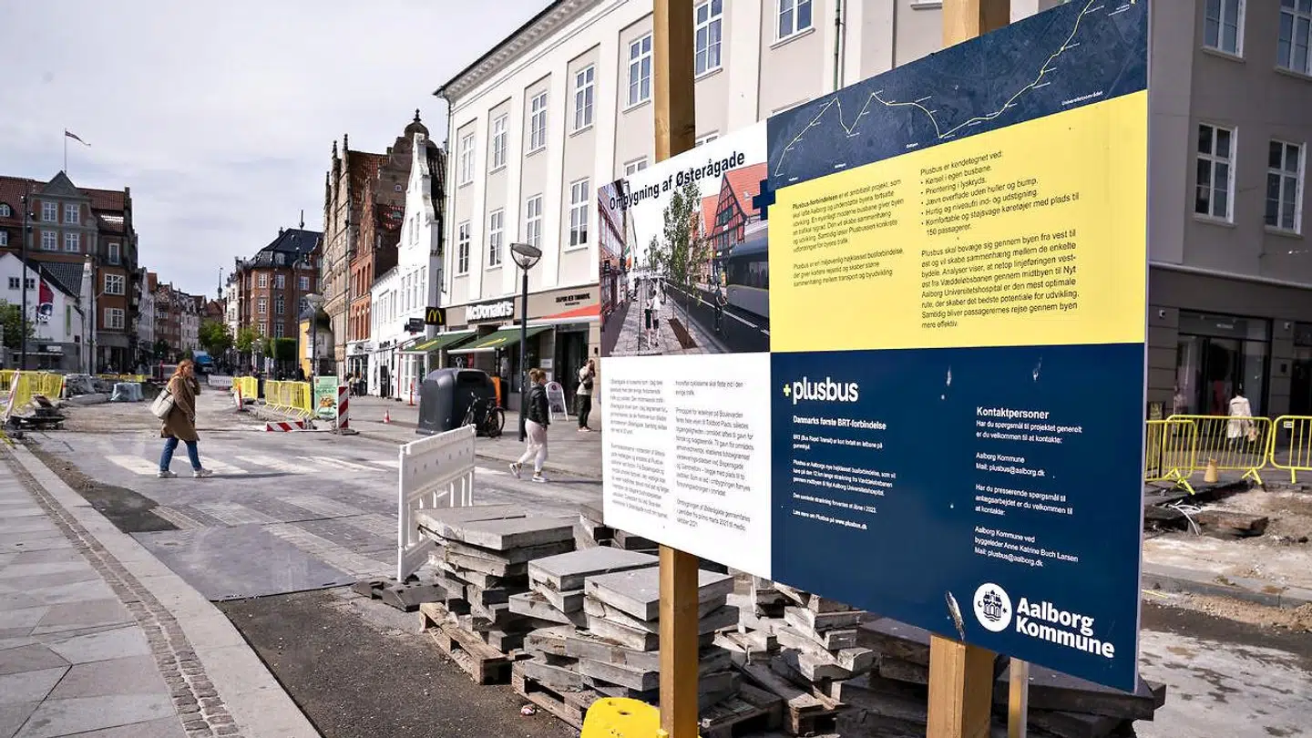 Ruten gennem Aalborg er på 12 kilometer og de 25 meter lange busser skal forbi 22 stationer.