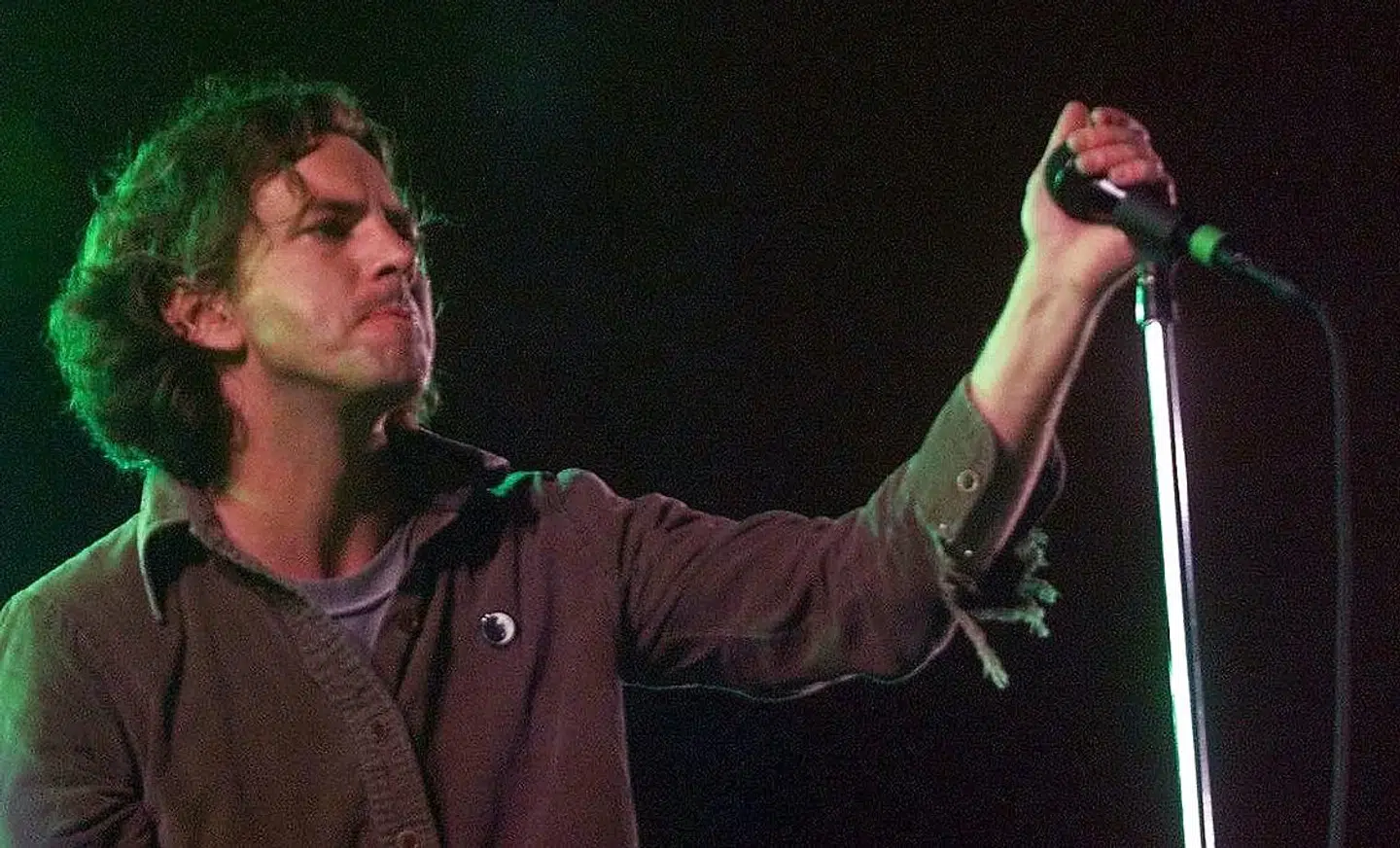 Pearl Jam-forsanger Eddie Vedder på Orange Scene klokken 22.30. Klokken 22.55 falder de første personer om, men først klokken 23.24 bliver koncerten stoppet, da alvoren går op for festivalens scenevagter.
