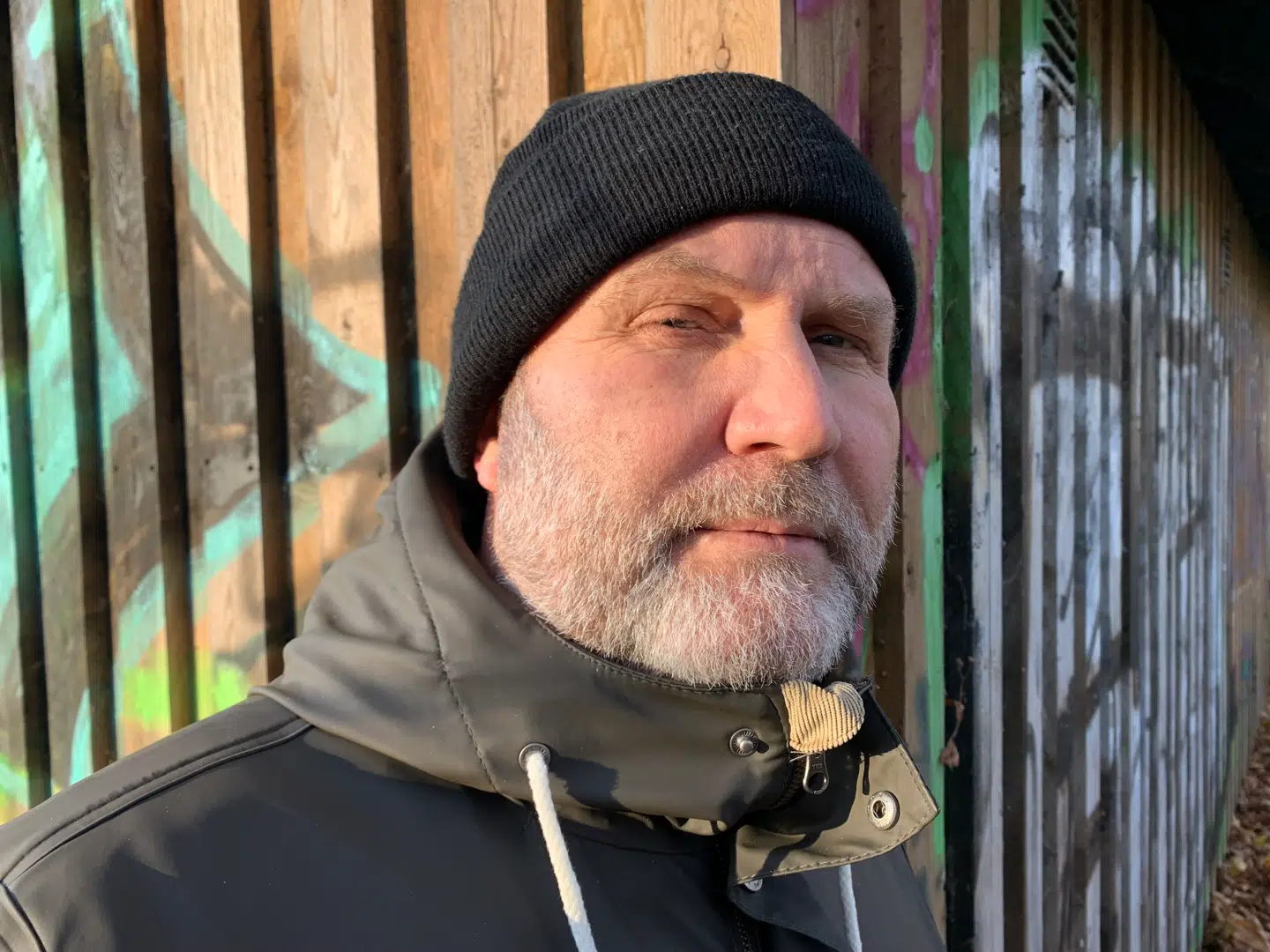 I videoen øverst i artiklen fortæller Jørn »Jønke« Nielsen mere om sit exit fra Hells Angels. »Hells Angels Denmark er som et skib fyldt med huller, og besætningen ligger og slås på dækket,« siger han.