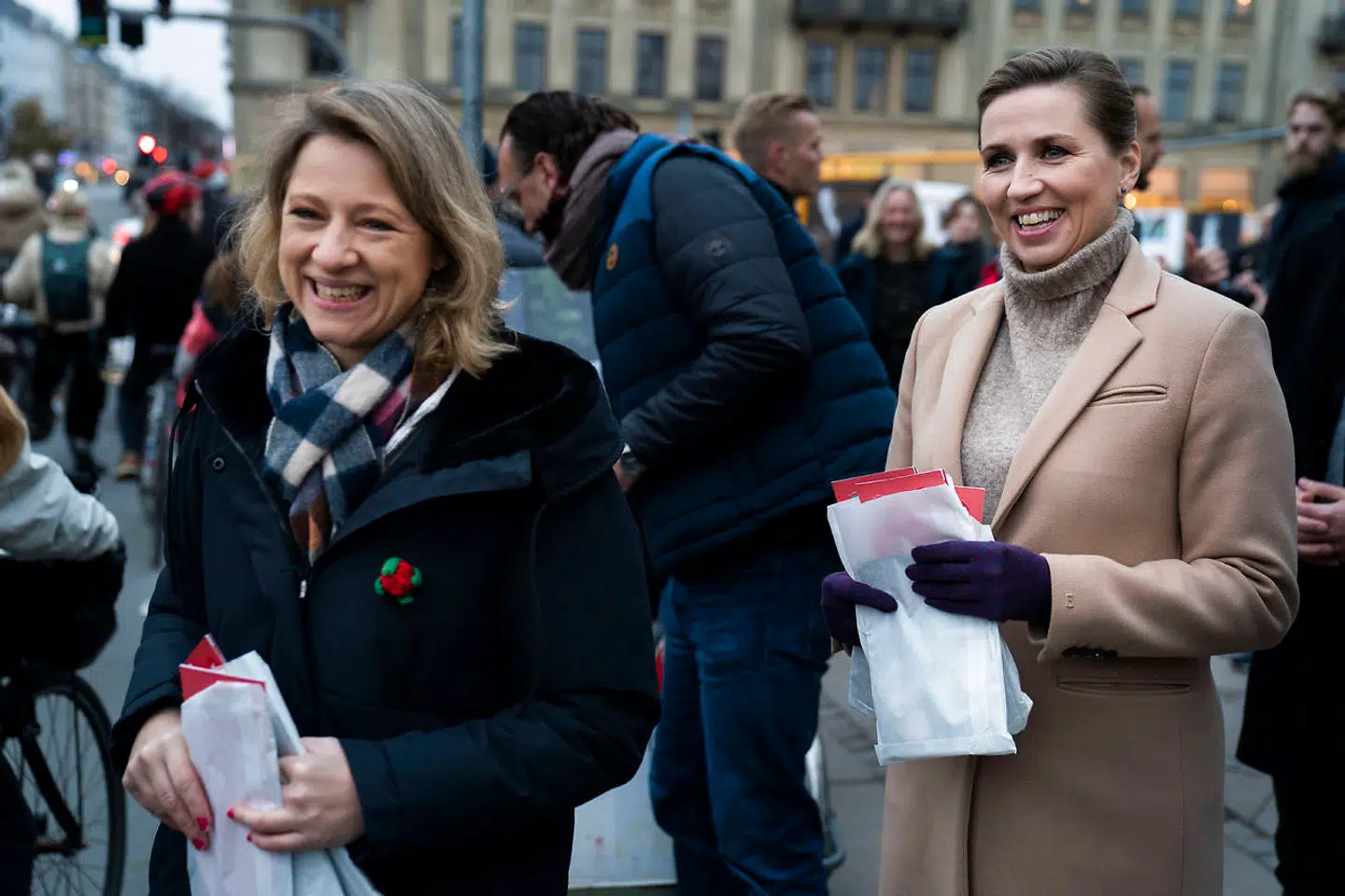 Sophie Hæstorp Andersen (S) fører valgkamp med Mette Frederiksen (S) og en række andre S profiler, blandt andet Poul Nyrup, Peter Hummelgaard, Ida Auken og Pernille Rosenkrantz-Theil på Dronning Louises Bro i København tirsdag den 16. november 2021. Den 16. november er der kommunalvalg og regionsrådsvalg i Danmark. (Foto: Martin Sylvest/Ritzau Scanpix 2021)