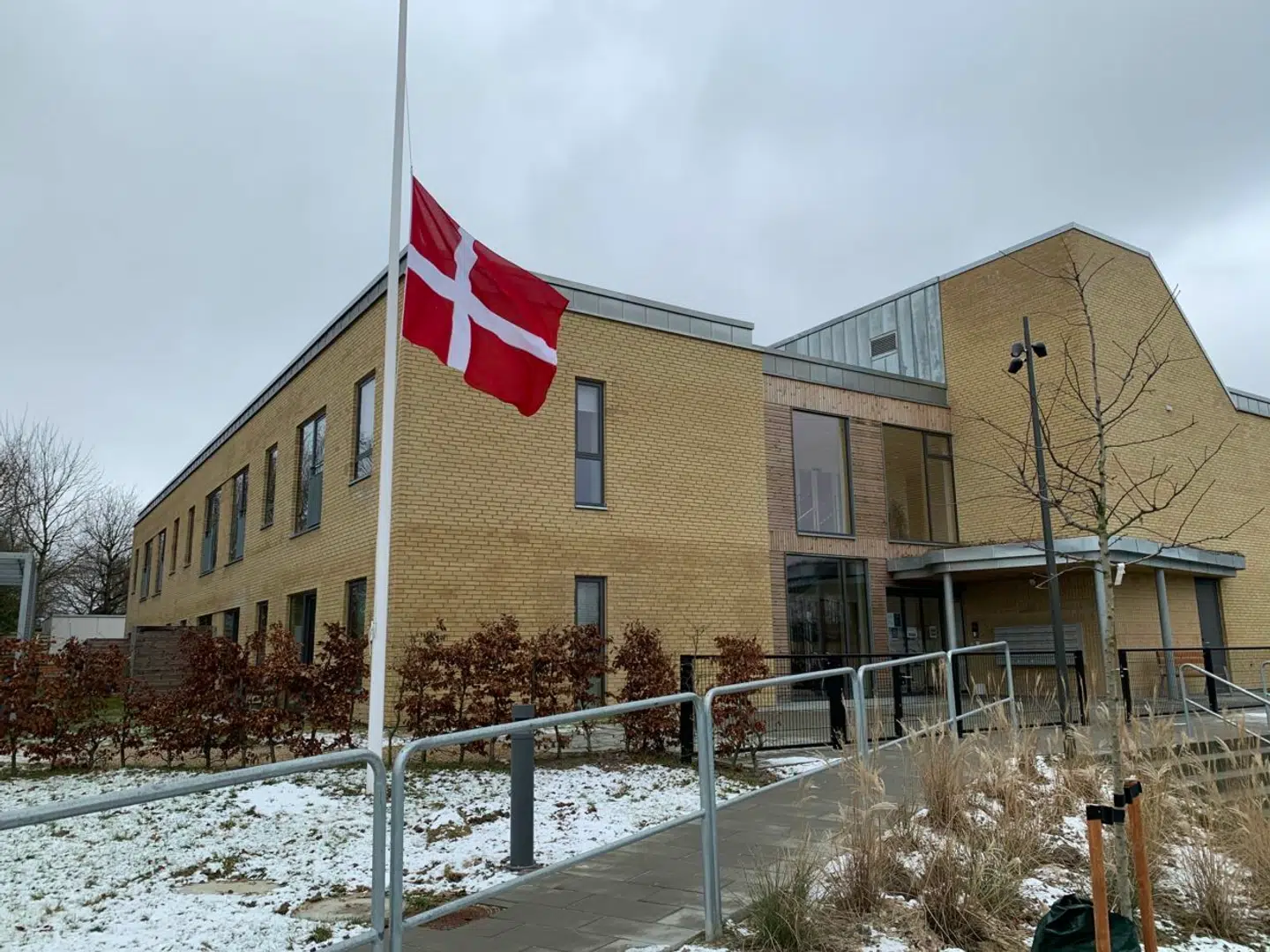 På Freyja Egilsdottir Mogensens arbejdsplads, Stenslundcentret i Odder, gik flaget på halv stang, efter nyheden om sosu-assistentens død blev kendt. Kollegerne var i chok efter det bestialske drab på den vellidte kvinde Foto: Jens Anton Havskov