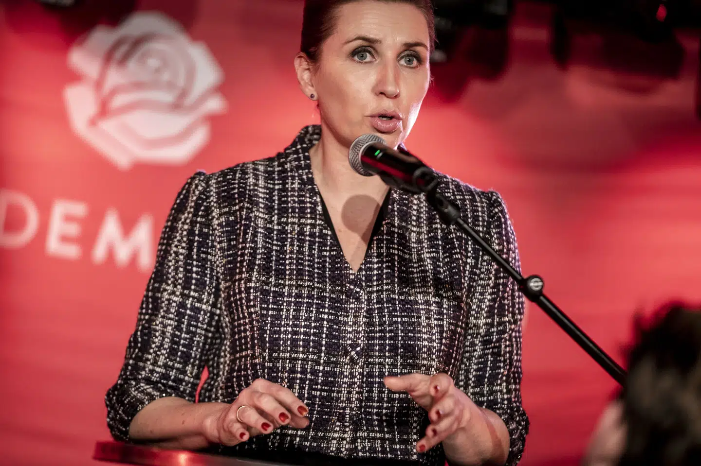 Statsminister Mette Frederiksens (S) svar på spørgsmål er med til at forstørre sagen om forsvundne sms'er i minksagen, vurderer Hans Engell. (Arkivfoto) Mads Claus Rasmussen/Ritzau Scanpix