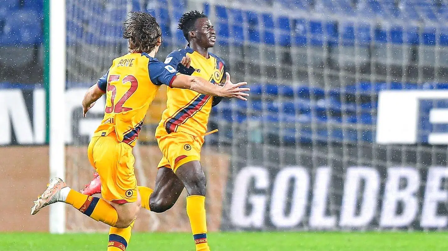 AS Romas Felix Afena-Gyan (th.) blev søndagens helt store helt i opgøret mod Genoa.