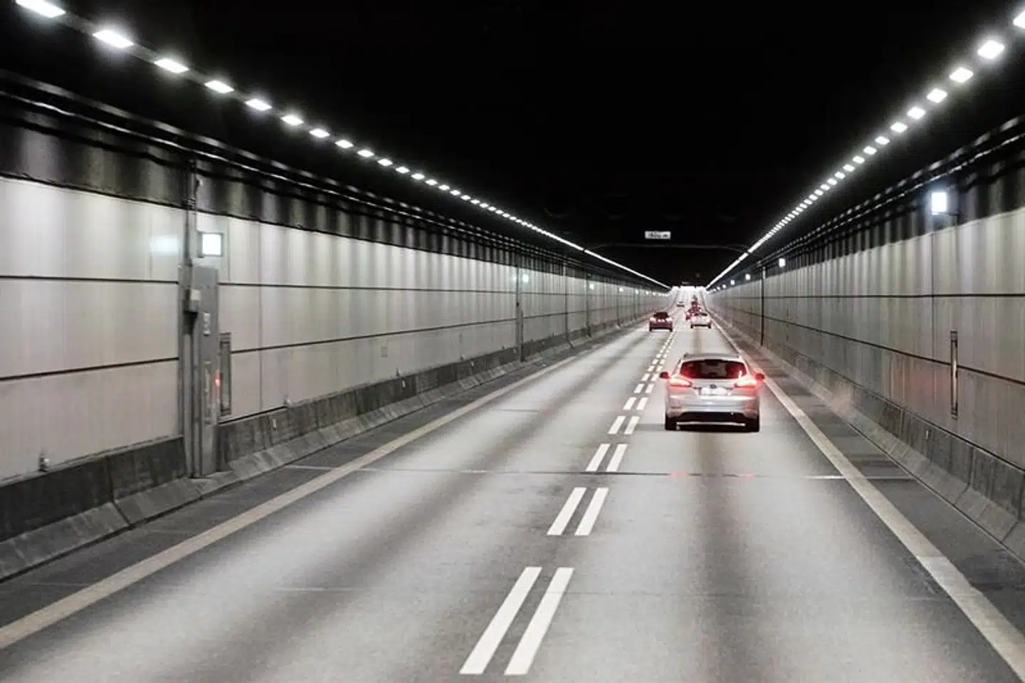 I Øresundstunnelen er kun hvert sjette lysstofrør tændt om natten, mens hvert andet lysstofrør er slukket i dagstimerne. Det har man gjort for at mindske energiforbruget, oplyser Øresundsbron i en pressemeddelelse. Peter Brinch/Øresundsbroen/Free