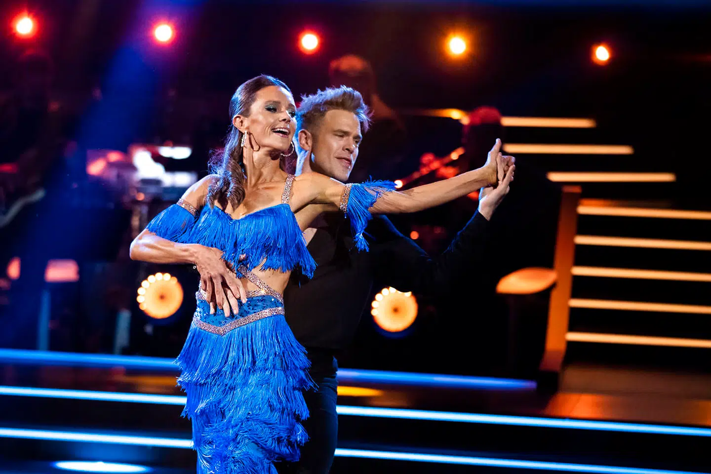 Ditte Haue hepper på veninden Lise Rønne, der danser med Silas Holst - her i en samba i semifinalen i årets 'Vild med dans'.
