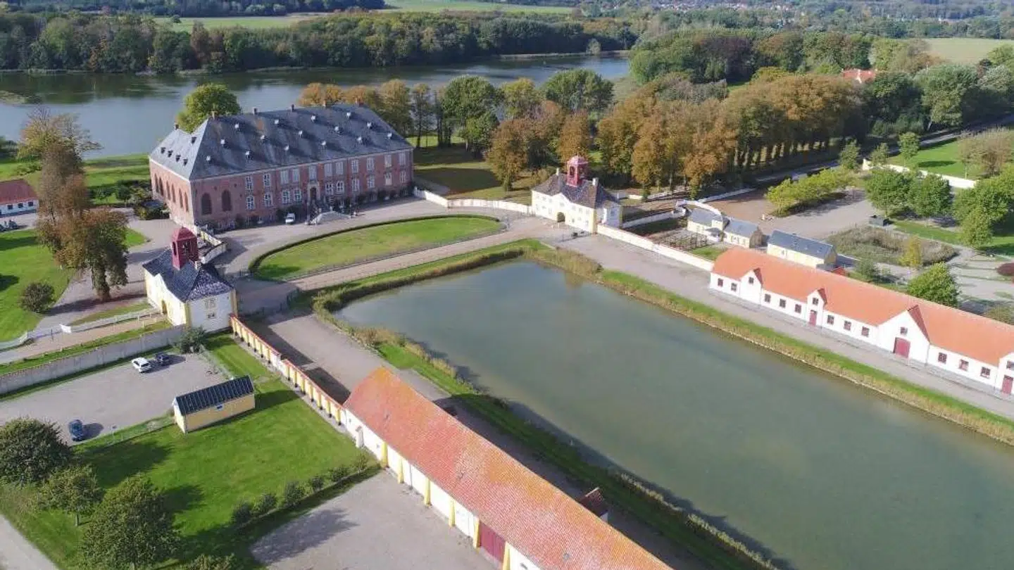Hovedbygningen er 6.000 kvadratmeter. Dertil hører desuden en masse sidebygninger. Foto: Asger Olsen.