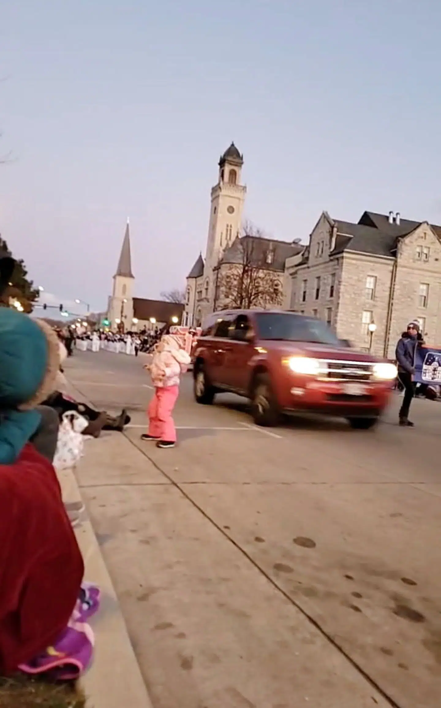 Optagelser fra mobiltelefoner viser, hvordan den røde SUV i første omgang kører langs paraden, inden den pløjer ind i menneskemængden.