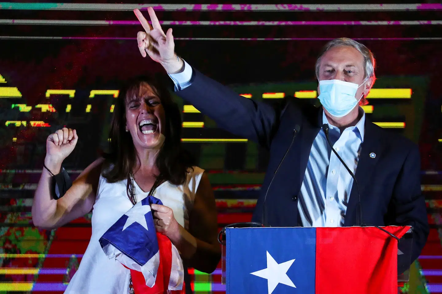 Præsidentkandidat Jose Antonio Kast fik flest stemmer ved søndagens valg i Chile, men ikke nok til at vinde valget i første runde. Her ses han tale til tilhængere flanakeret af sin hustru søndag aften lokal tid. Ivan Alvarado/Reuters