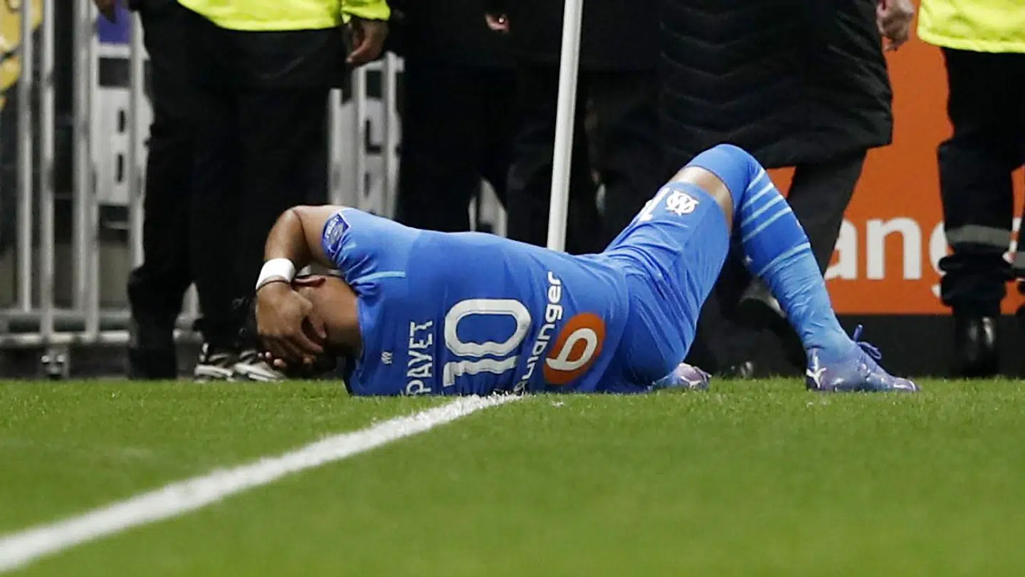 Dimitri Payet blev ramt af en vandflaske.