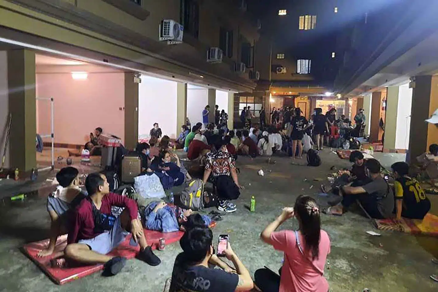 Thailandske arbejdere i en bygning i Phnom Penh, hvor de blev holdt fanget af en kinesisk bande.