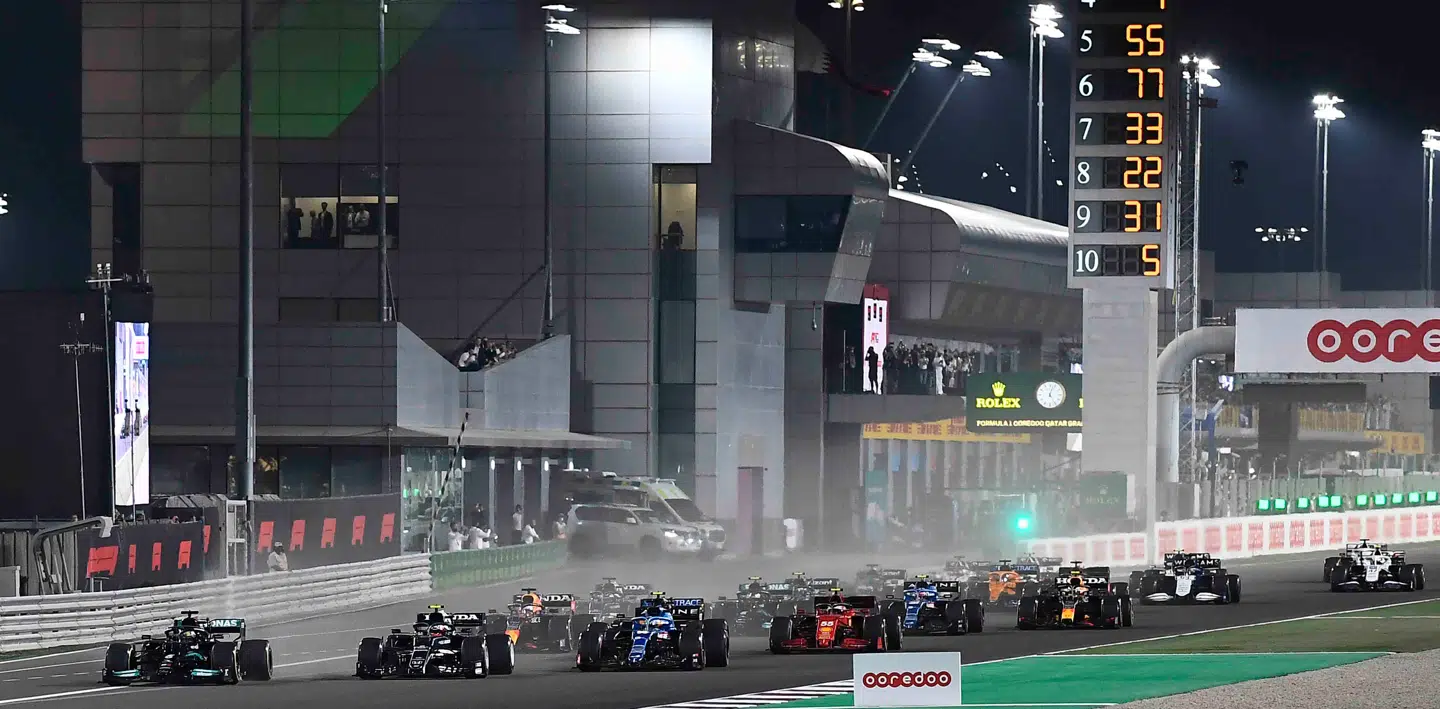 Lewis Hamilton tog føringen fra start, og kontrollerede resten af løbet på Losail-banen udenfor Doha.